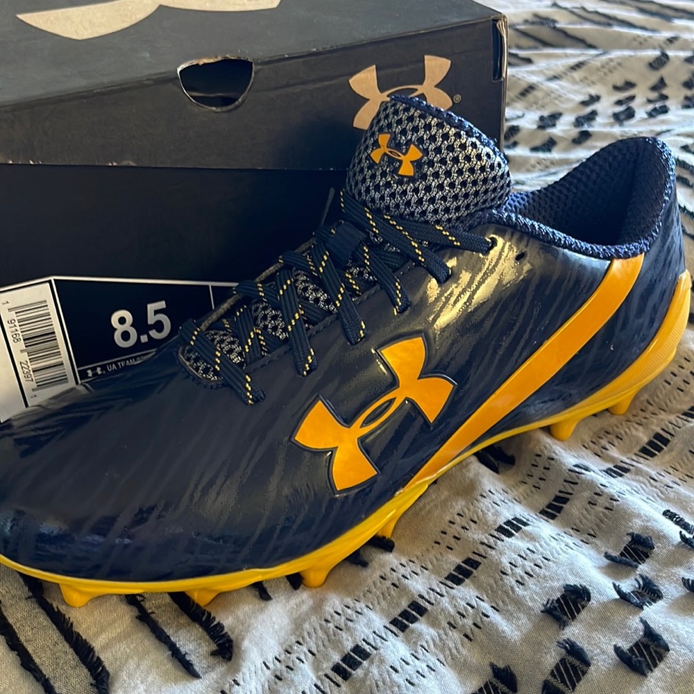 COPY - Cleats! Underarmour “spotlight low tops” size 8.5 football/soccer cleats…